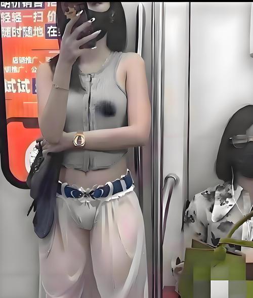 用户在地铁上看到感性内容后忍不住微笑转发手机截图