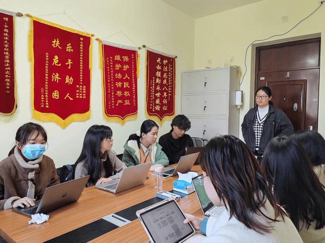 大学法律诊所学生在教授指导下免费为市民咨询
