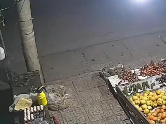 电动车避让儿童撞翻路边水果摊现场