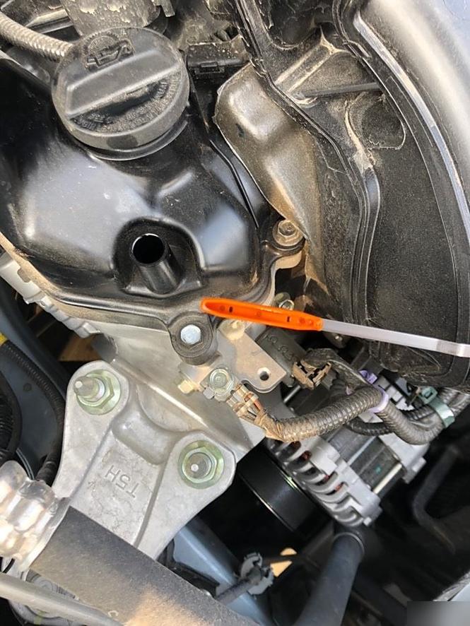 塞尺测量变速箱油底壳平面度操作实拍