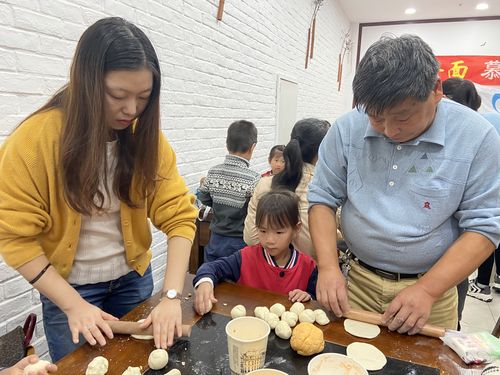 亲子一起用面粉和盐制作手工盐面团