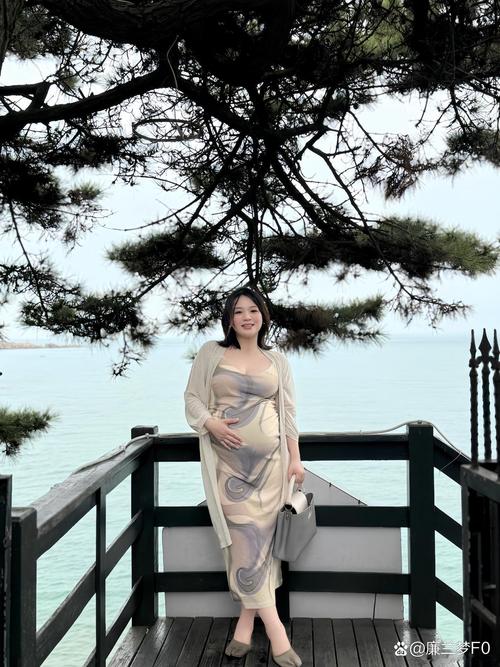 工业女工程师公园拍孕肚照原图