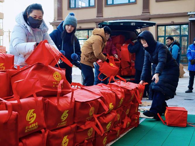 工业工厂二孩员工新生礼包发放现场图