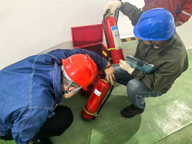 消防工程师工地日常巡检工作场景