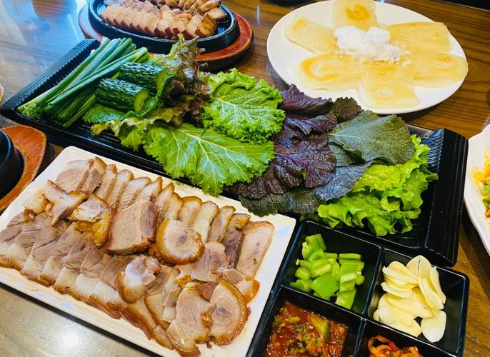 住宿与本地美食推荐