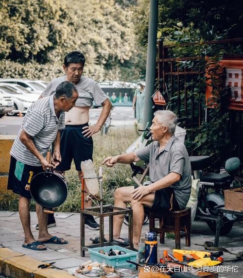 市井街边修车铺老师傅茶艺泡茶场景