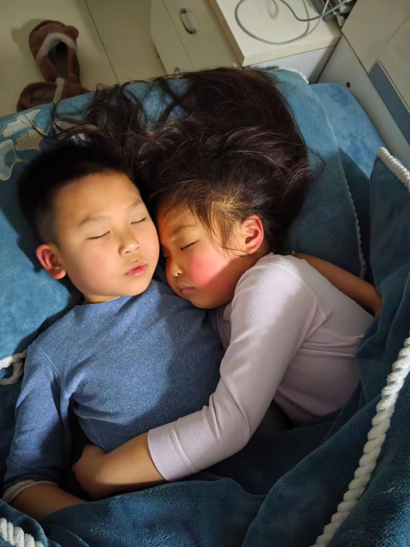 二胎兄妹在家拥抱的温馨瞬间