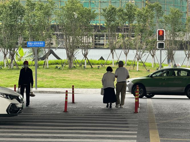 城市十字路口红灯等待过马路的行人剪影