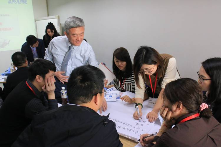 企业导师指导学徒实操