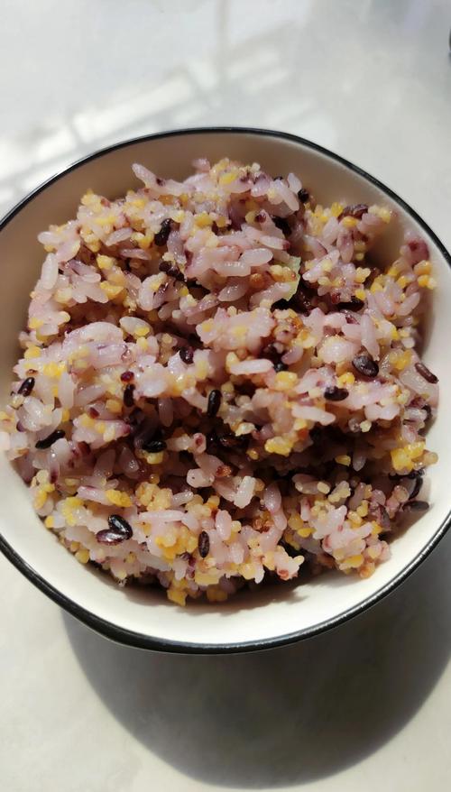 普通家庭餐桌上的白米饭与杂豆粗粮拼盘