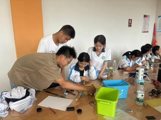 高中生正在做职业兴趣测评活动