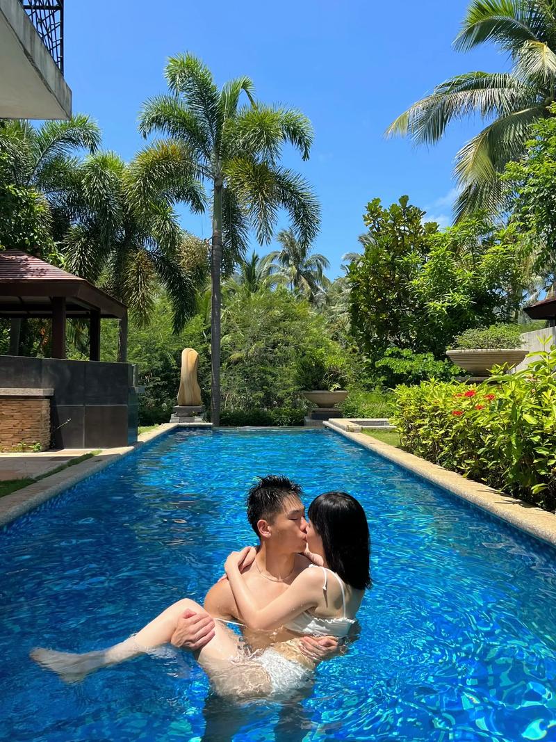 备孕夫妻放松状态在海边度假