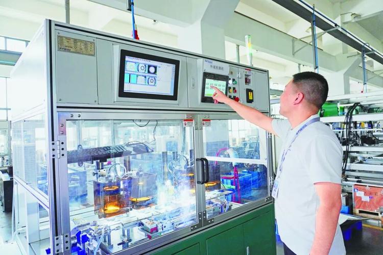 工程师使用国产电子测试设备进行产品检测