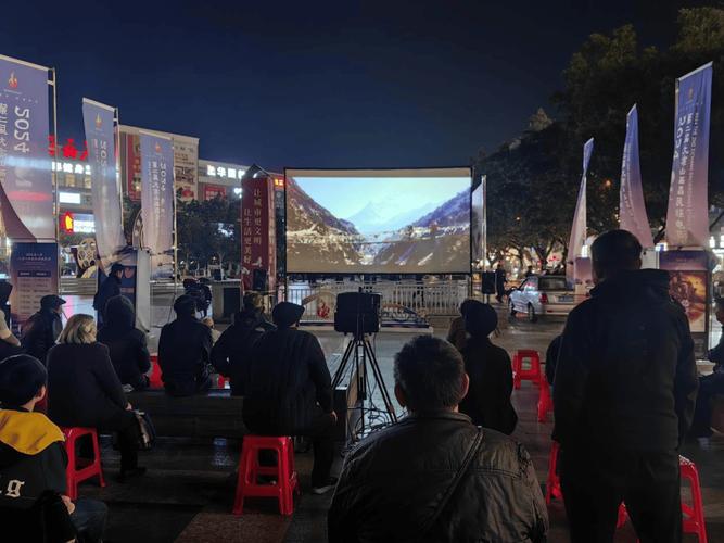南京街头奶茶店门口露天电影放映场景