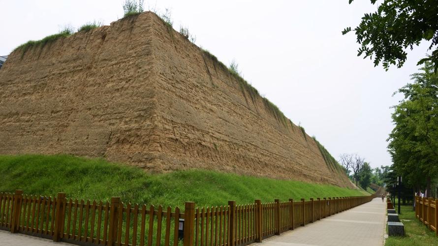 郑州商代城墙南段夯土断面旁练太极的老人