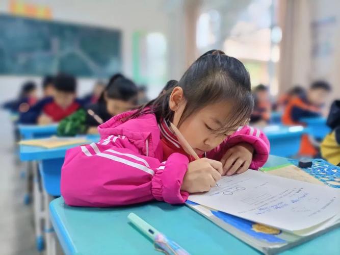 七岁小学新生课堂上退缩低头场景图