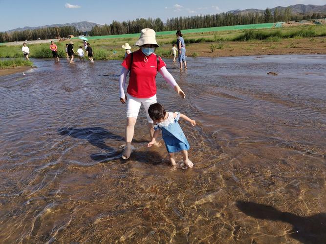 天马山月牙湖亲子浅滩踩水实拍