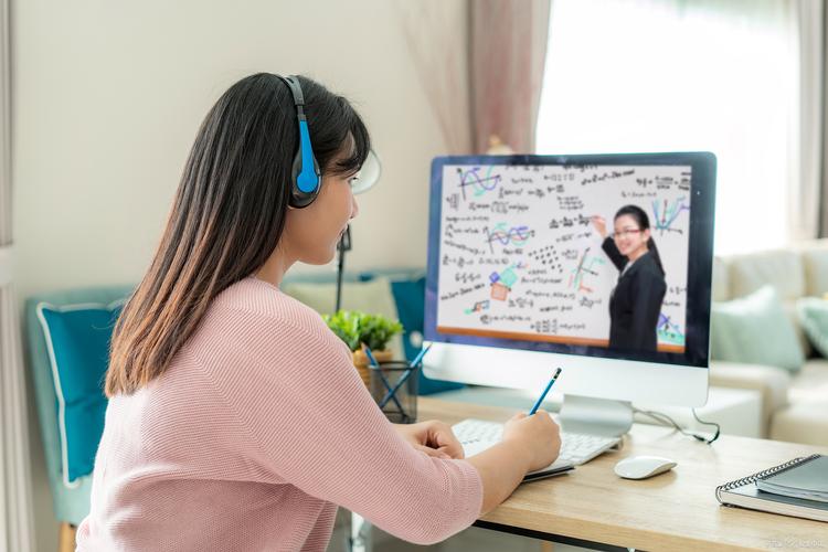 教师使用平板电脑分析学生学习数据并辅导学生的温馨画面