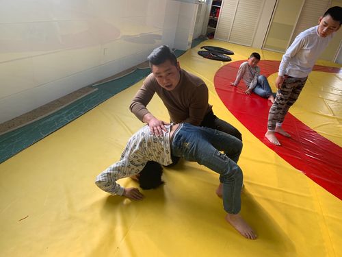教练教小学生正确摔倒保护动作训练