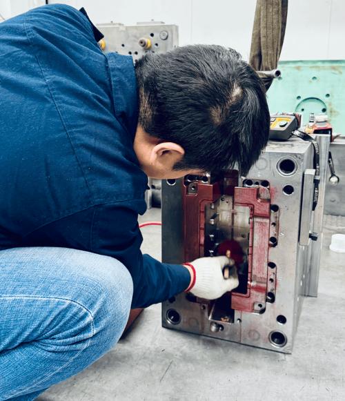 老工匠擦拭精密模具的手