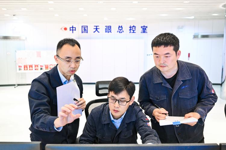 FAST中国天眼国际科研团队观测合影