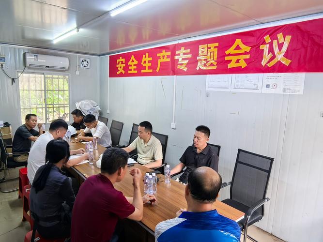 工人手持勇气证书在安全会议上分享