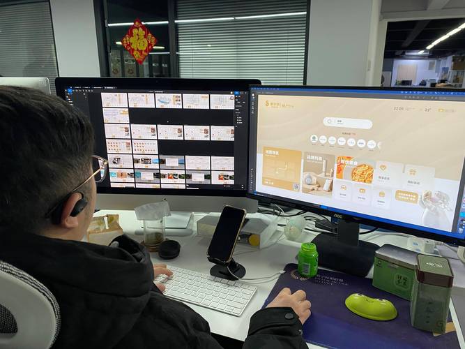 求职者对着电脑屏幕刷公司产品后台截图