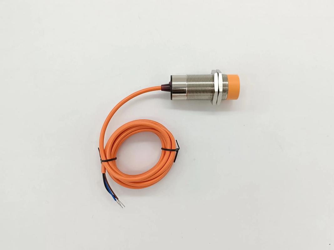 生产线上损坏的工业备件接近开关特写