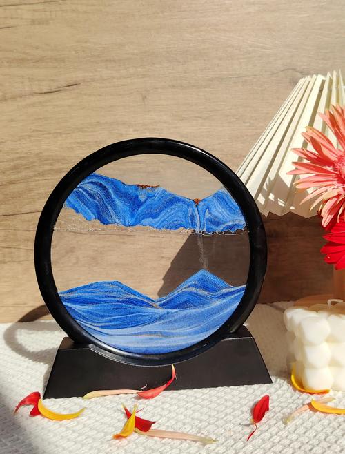 艺术展览中巨大的彩色流沙装置作品