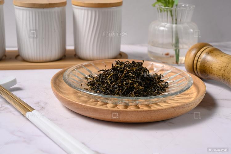 白瓷盘盛放干花草茶原料实景图