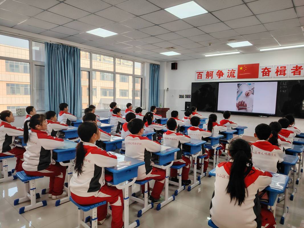 小学教室内学生举手互动场景