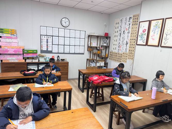 小学新课标书法教育课堂学生练字场景