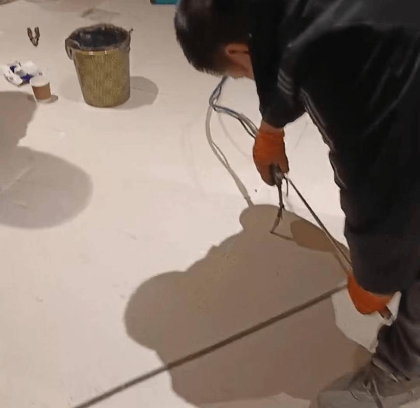师傅使用注浆针头修复墙面瓷砖空鼓特写