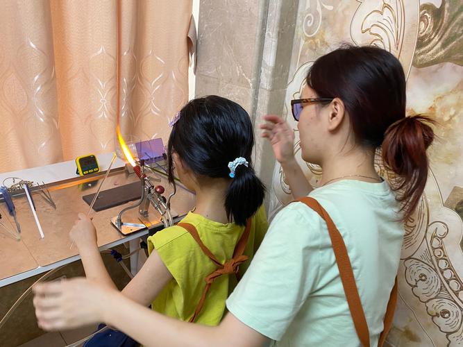 妈妈和小学年龄段孩子在玄关对着手腕做估时动作的生活化照片