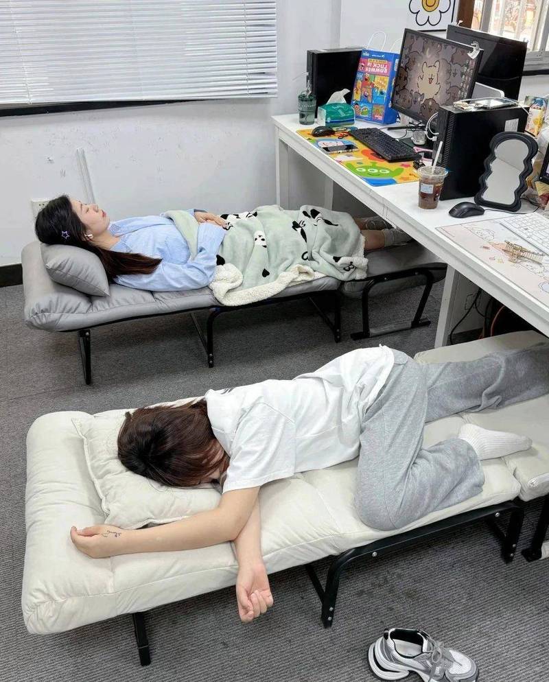 办公室午休小憩浅睡眠状态