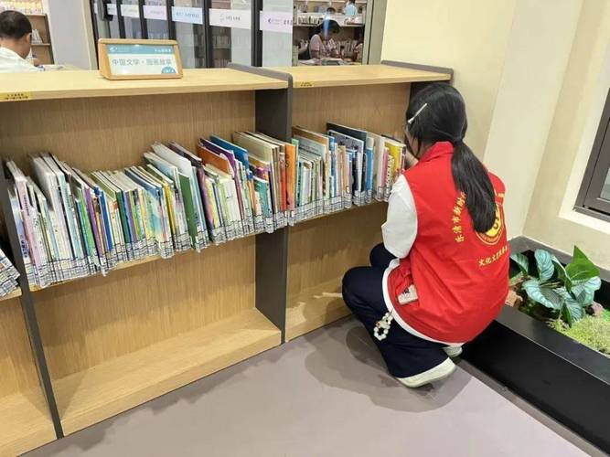 中学生志愿者在社区图书馆整理书籍的场景