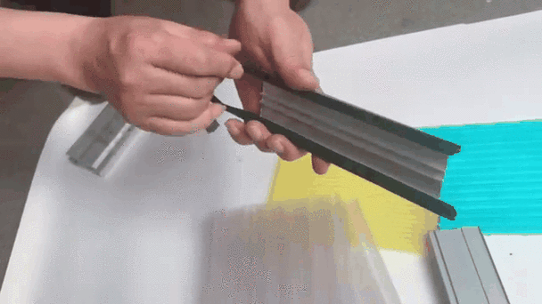 DIY安装阳光板使用的电钻和压条密封胶