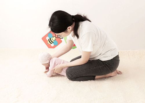 宝妈陪俯卧宝宝抬头互动实拍