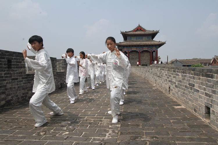 郑州商代城墙根晨练太极拳