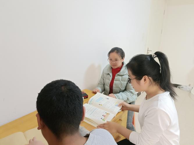 送教老师在简陋家庭环境中与孩子互动教学
