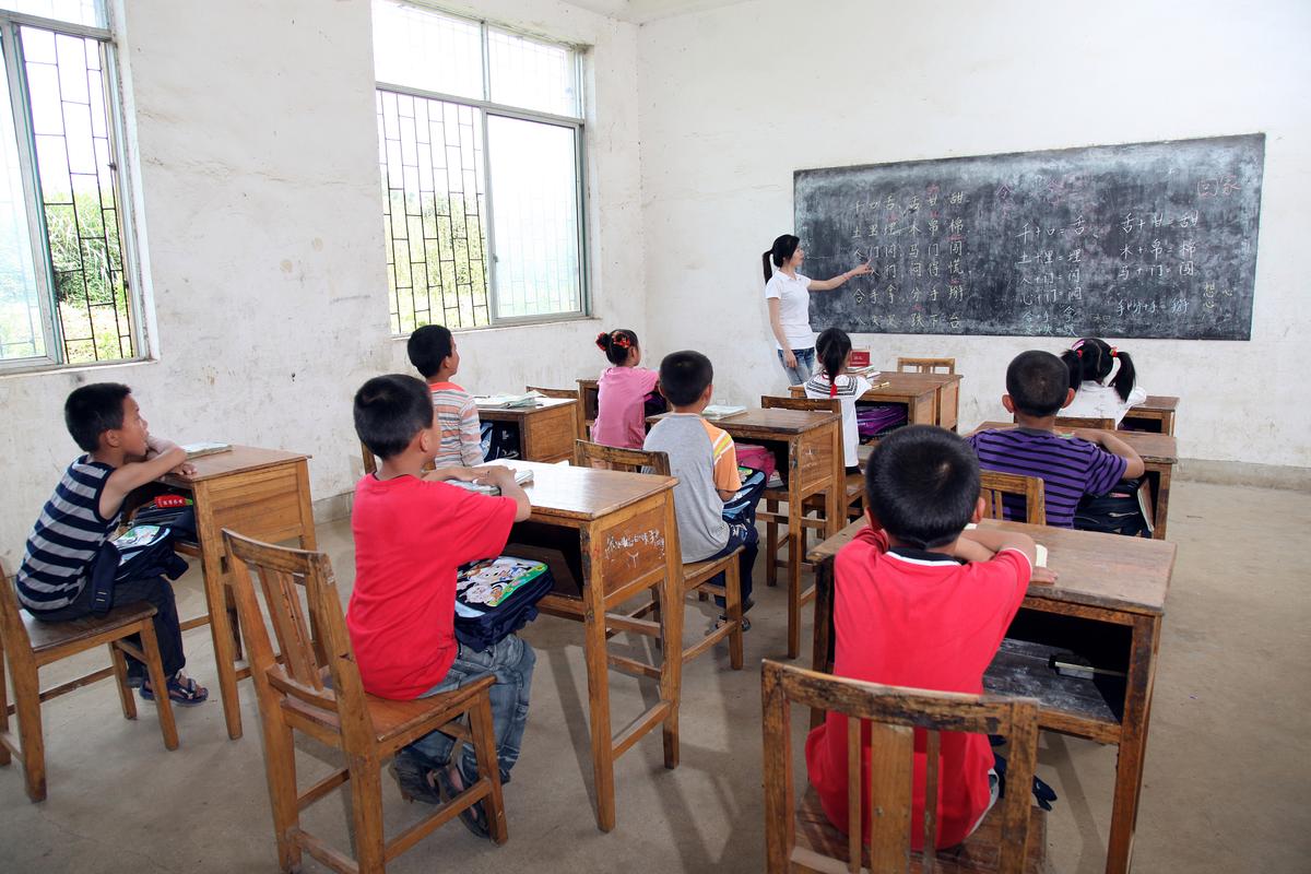 特岗教师乡村小学课堂，孩子们认真听课