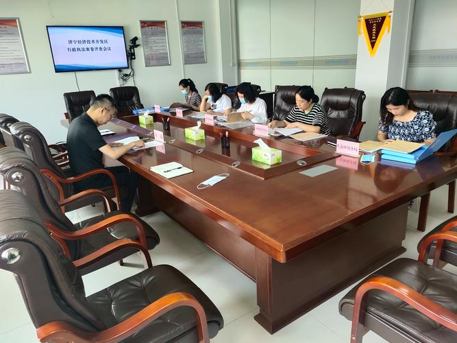 律师团队研讨不动产案件证据材料现场