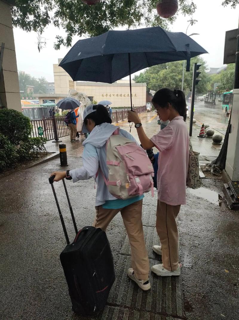 老师离开学生家 孩子不舍送别的背影