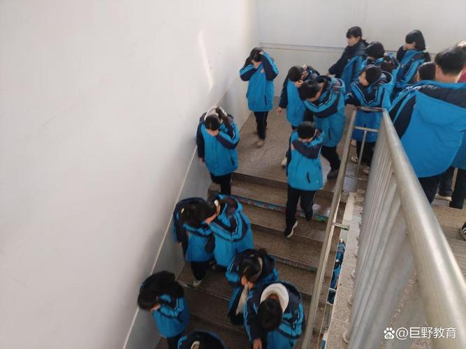 高中教学楼消防门后蹲坐的女生