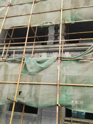 工厂高空作业平台周边老化破损安全网实拍