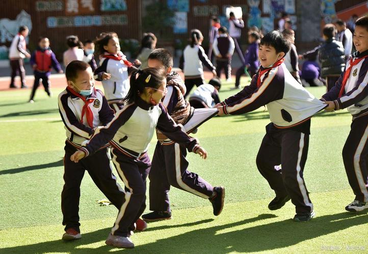 小学课间操场户外活动的学生群体