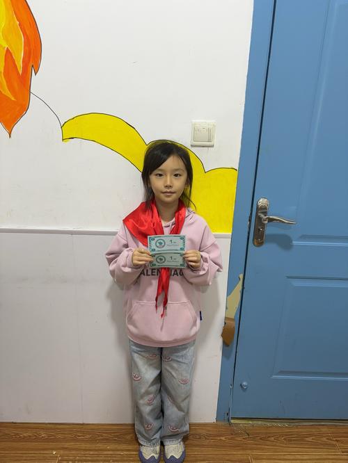 小学女生攥着小奖章躲在居民单元门后