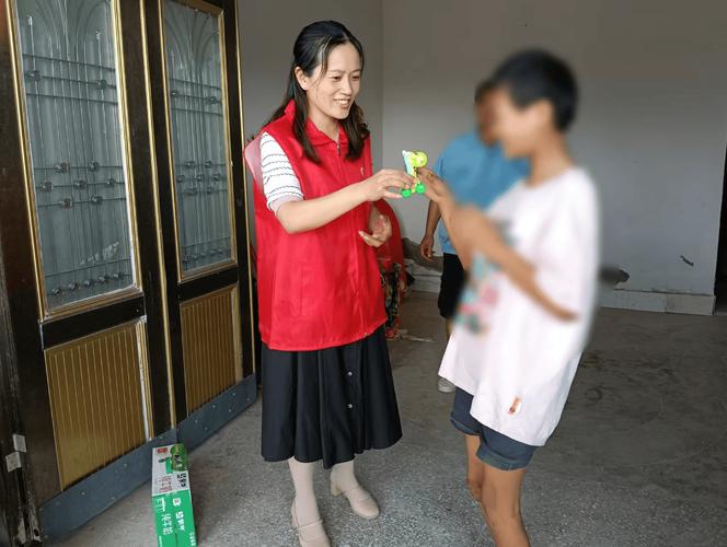 送教上门老师背着教具走在乡村小路上