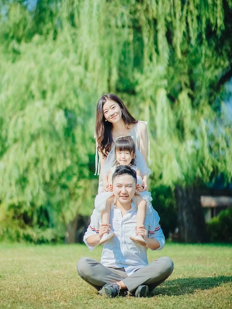 领养家庭亲子户外活动合影
