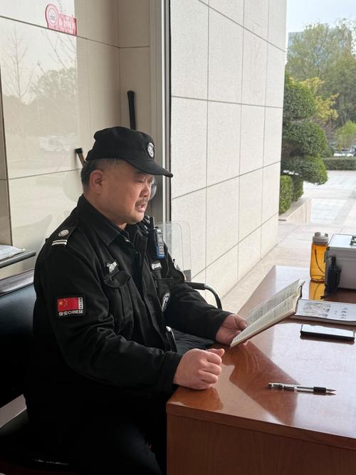工厂保安与工人坐在台阶上交谈的背影